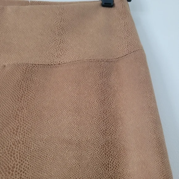 White House Black Market Faux Suede Animal print Runaway Leggins Size 12 - Picture 7 of 14